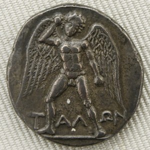 Le géant Talos armé d'une pierre. Didrachme en argent de Phaïstos, en Crète (V. 300/280-270 av. J.-C.), Cabinet des médailles de la Bibliothèque nationale de France. (photo by Jastrow, 2006)