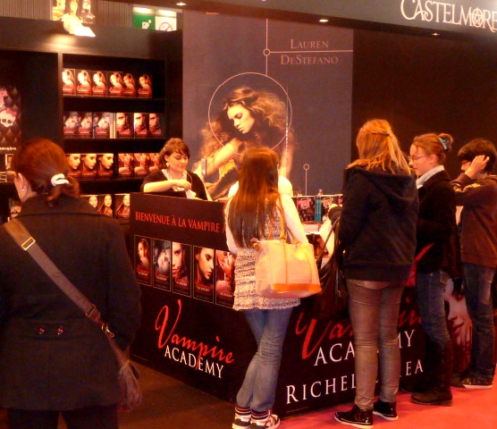 Les Editions Castelmore au Salon du Livre 2012 Le stand des Editions Castelmore au Salon du Livre 2012 - Copyright Arbre aux 100.000 Rêves